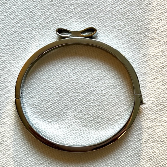 KATE SPADE Ready Set Bow Silver Hinged Bangle Bracelet Pave’ Set Rhinestone Bow - Picture 5 of 6